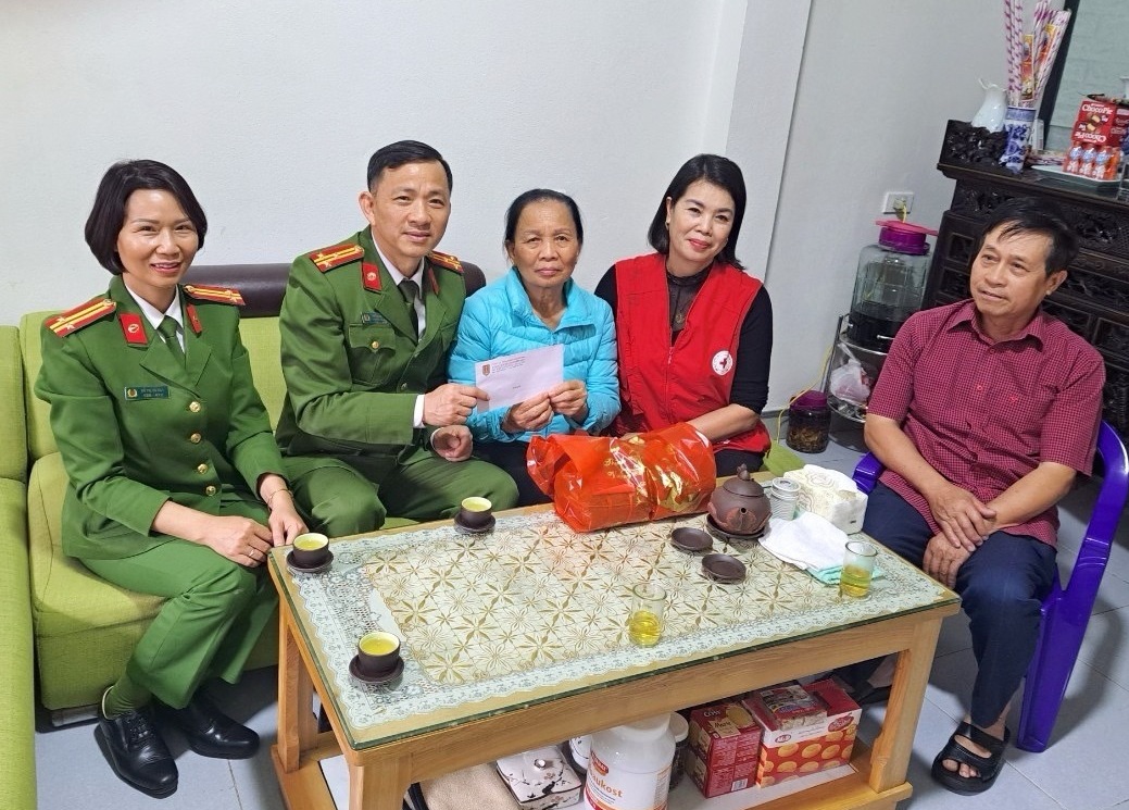 Công an quận Kiến An: Trao quà Tết tặng các gia đình khó khăn, con nuôi Hội Phụ nữ